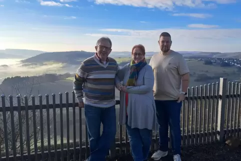 Anja Clos mit Ehemann Jürgen und Sohn Tom auf dem Remigiusberg. Bei der Aussicht gerät die Gastronomin ins Schwärmen.