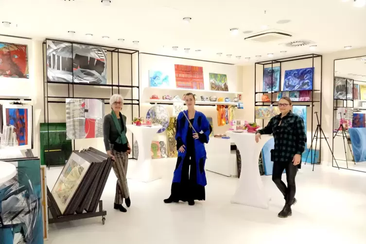 Laden zum Atelierbesuch in die Mall ein (von links): Petra Neumahr, Judith Boy und Sybille Hoppe. Im Hintergrund links Neumahr-B