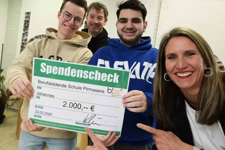 Lucca Woll (im blauen Pulli) und Mitschüler Michael Boßlet (neben ihm) haben bei Schülern und Lehrern der BBS Geld für den krank