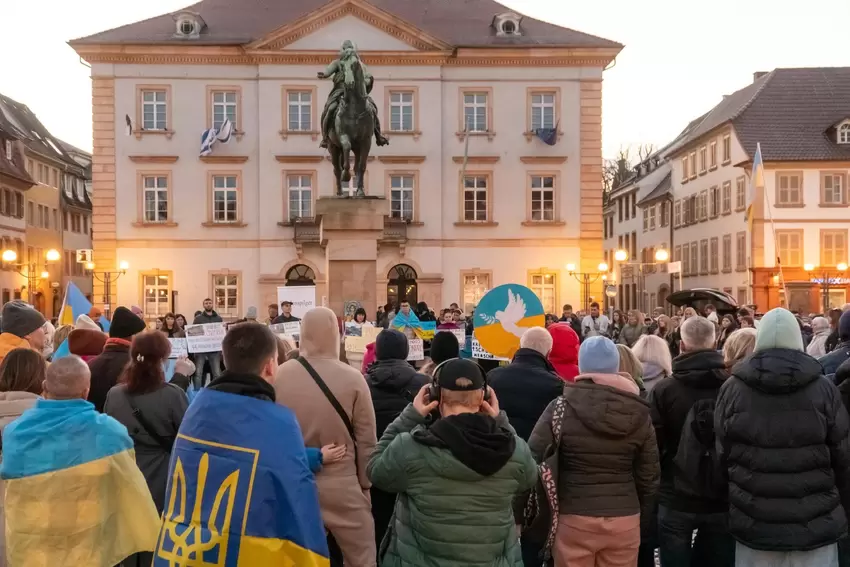 Die blau-gelbe Flagge ist vielfach zu sehen.