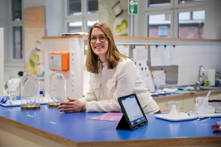 Experimentierfreudig: Anna Katharina Rapp im Kids Lab, in das die BASF seit 1997 Jungforscher einlädt.