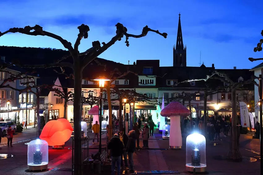 Kussmund und Pilze: Lichtinstallationen am Stadtplatz.