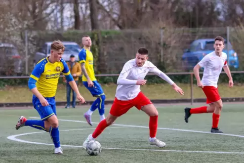 Jonas Vogel (SC, am Ball) stürmt aufs gegnerische Tor.