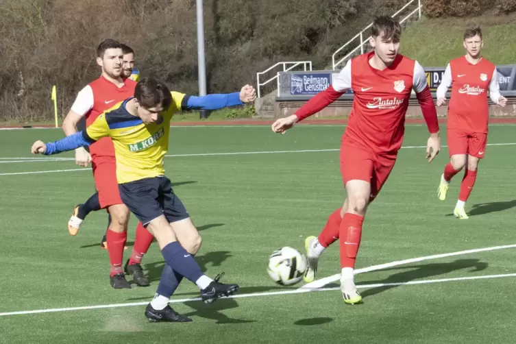 Jannes Knopp von der SG Rockenhausen/Dörnbach, der den Treffer zum 3:3-Endstand erzielte, zieht hier den Ball aufs Tor, Philipp 