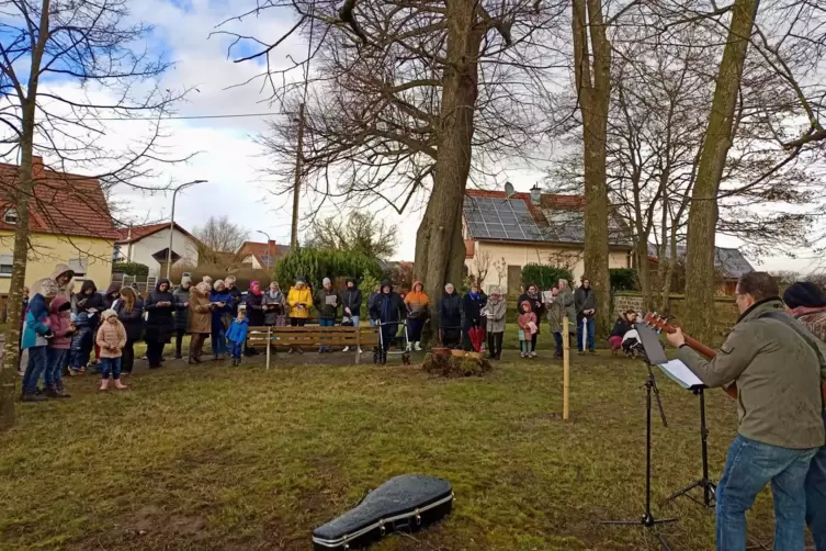 Zehn Lieder sangen die Teilnehmer gemeinsam, begleitet von Riedelbergs Bürgermeister Christian Schwarz auf der Gitarre.