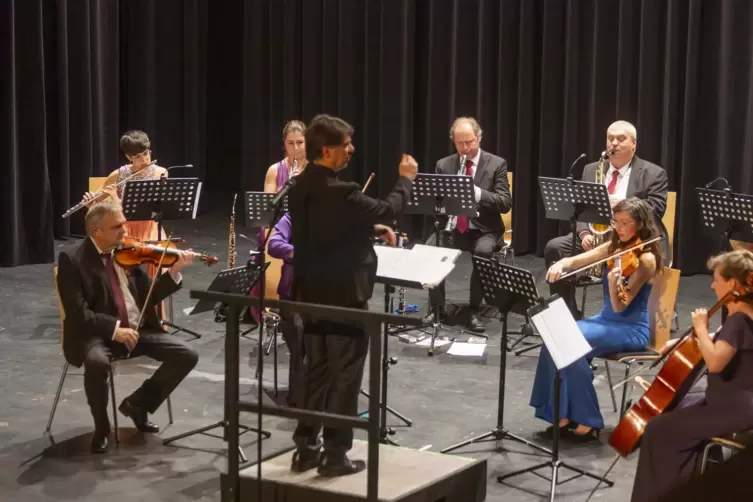 Markus Elsner dirigiert Mitglieder der Frankfurter Sinfoniker beim Konzert in der Zweibrücker Festhalle.