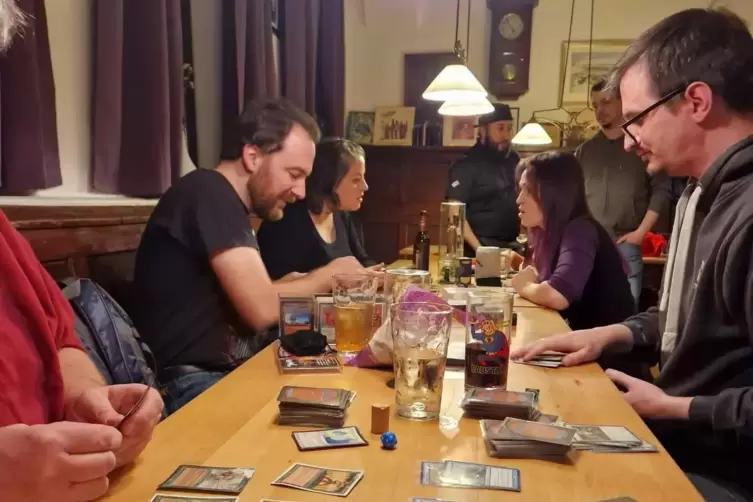 Zocken, tauschen, fachsimpeln: Beim ersten Stammtisch im Februar kamen „Magic“-Fans auf ihre Kosten. 