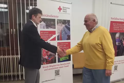 DRK-Vorsitzender Tassilo Willrich (links) dankt Harald Trautmann für 150 Blutspenden.
