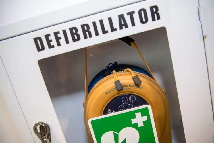 Ein Schränkchen mit einem Defibrillator.