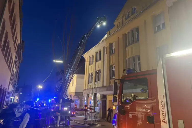 Die Feuerwehr war mit Löscharbeiten befasst. 