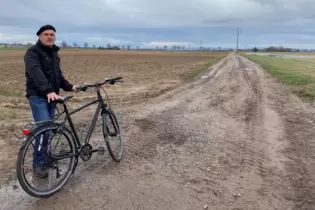 Fährt gerne Fahrrad: Klaus Metzger aus Harthausen. Er steht an einem Abschnitt, den eine Harthausenerin als alternative Route fü