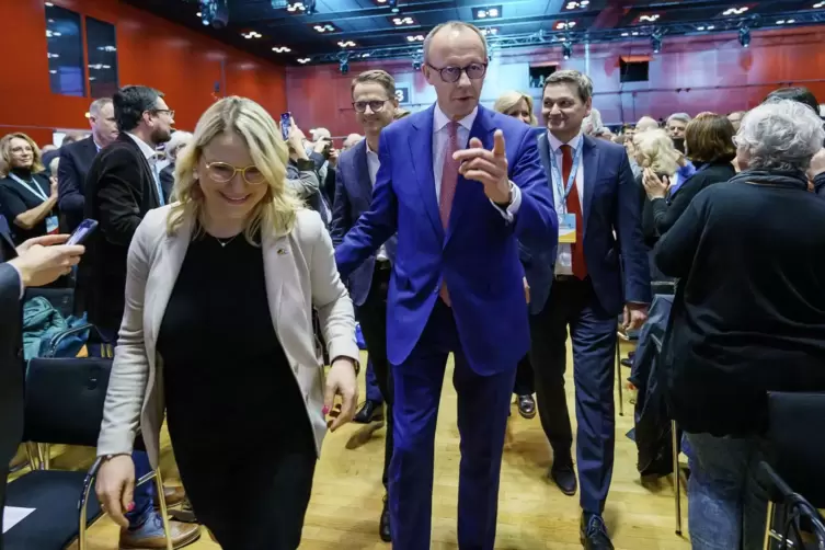 Wird beim Einzug in die Rheingoldhalle gefeiert: CDU-Parteichef Friedrich Merz bei der Mainzer Regionalkonferenz. Hinten rechts 