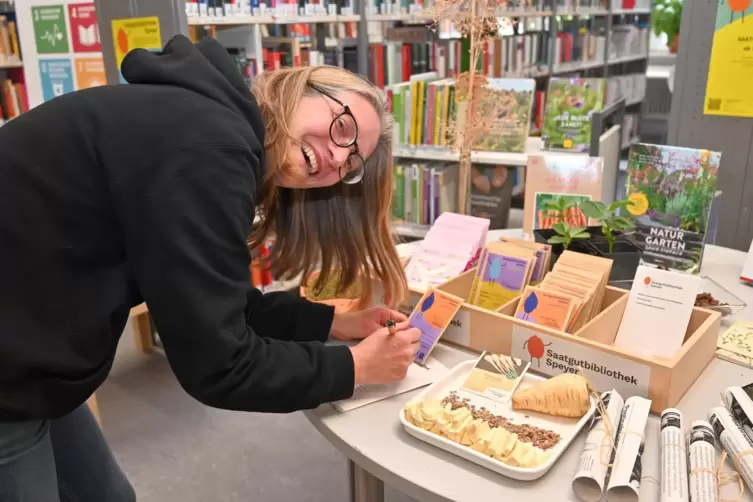 Wächst und gedeiht: die Saatgutbibliothek: Hier füllt Kerstin Bürger einen Leihschein aus.