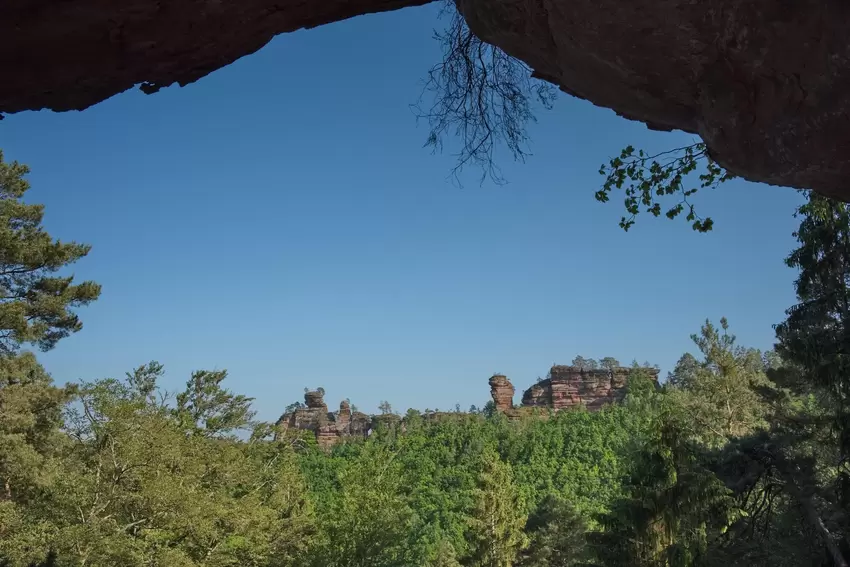 Lämmerfelsen: Aufgenommen durch das Felsenfenster Büttelfels.