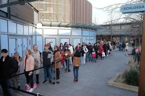 Geduldig rücken sie vor in der Schlossallee.