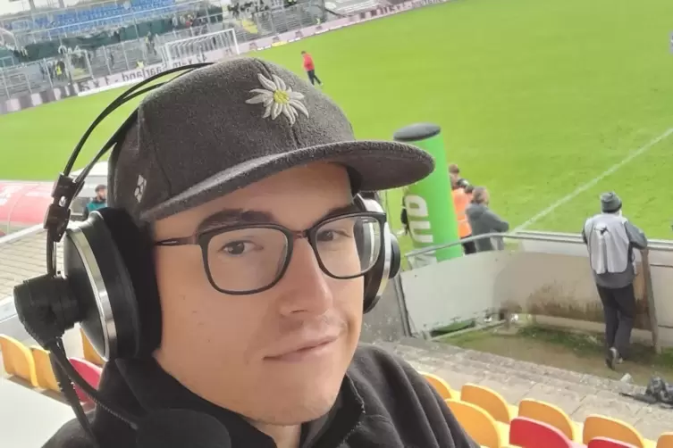 Matthew Genest-Schön, Verteidiger des Eishockey-Regionalligisten EHC Zweibrücken, ist Journalist von Beruf. Hier ist er bei an s