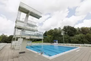 Das Springerbecken im Warmfreibad sol eine Edelstahlauskleidung erhalten.