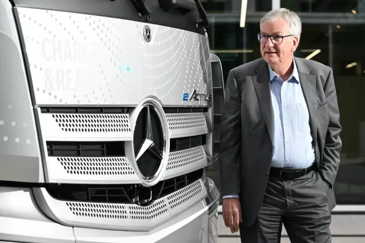 Martin Daum, der Vorstandsvorsitzende des Nutzfahrzeugherstellers Daimler Truck, mit einem eActros Lastwagen vor der Firmenzentr