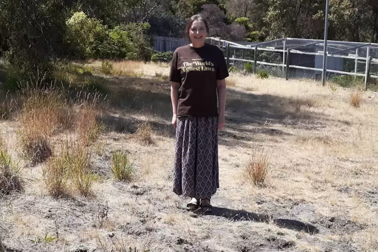 Kathleen Murray steht auf ihrem preisgekrönten Rasen. Der Wettbewerb der verdorrten Gärten hat einen ernsten Hintergrund. 