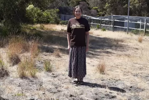 Kathleen Murray steht auf ihrem preisgekrönten Rasen. Der Wettbewerb der verdorrten Gärten hat einen ernsten Hintergrund. 