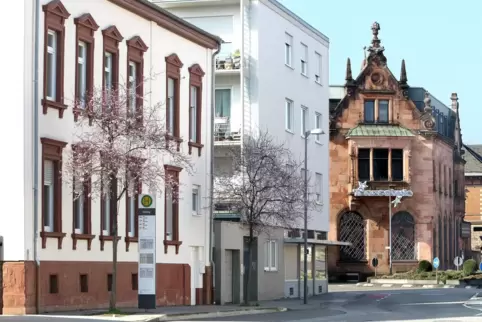 Passt das? Neubau zwischen historischen Bauten am Südring, im Hintergrund das unter Denkmalschutz stehende Neorenaissancegebäude