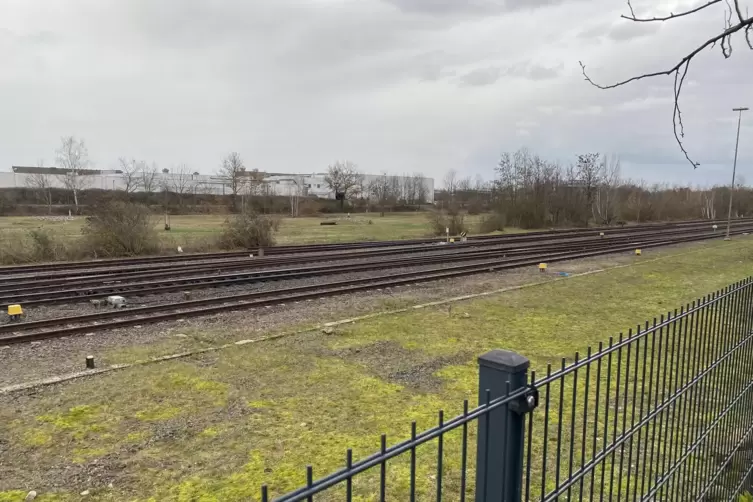 An das Bösherz-Grundstück schließt sich ein Bahngelände an, das zwar nicht mehr benötigt wird, das er aber auch nicht kaufen kon