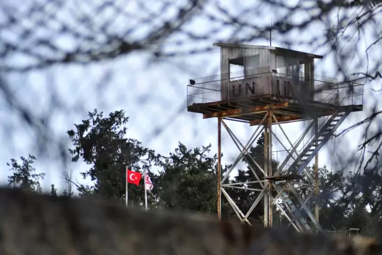 Die Pufferzone der UN auf Zypern ist an ihrer engsten Stelle nur wenige Meter breit. Das Foto zeigt einen Beobachtungsturm der B