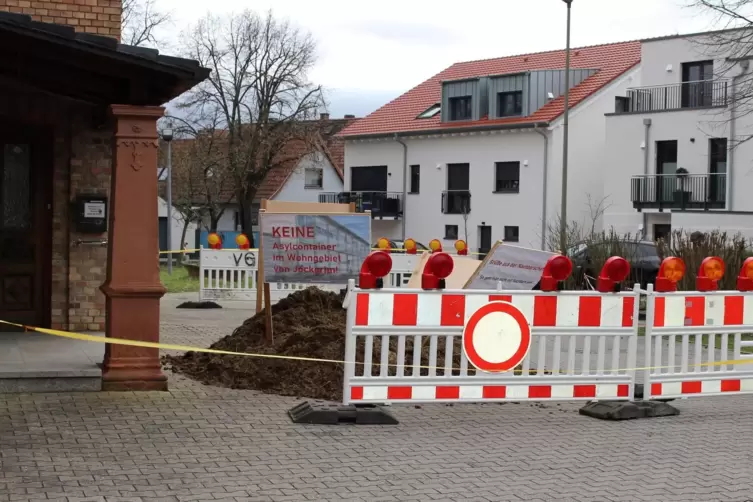 Den Misthaufen hatte die Bürgermeisterin abgesperrt. 