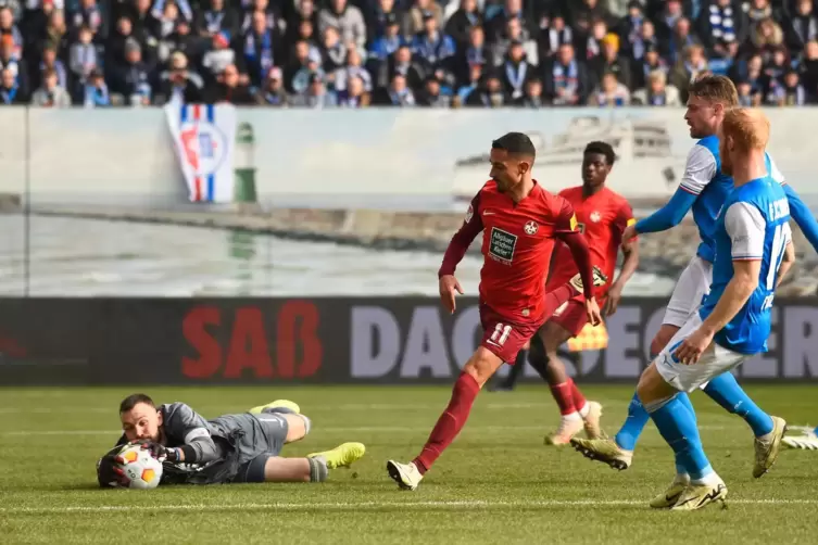 Der FCK hat viele Chancen gegen Rostock, hier Kenny Prince Redondo. 