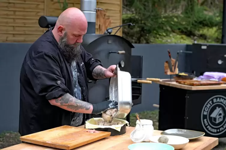 Fernsehkoch „BBQ-King“ Karl-Heinz Drews hat in Pirmasens Pfälzer Gerichte gegrillt. 