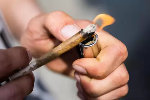 Erlaubt werden soll für Erwachsene ab 18 Jahren grundsätzlich der Besitz von bis zu 25 Gramm Cannabis zum Eigenkonsum.