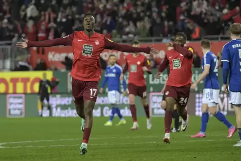 Hat Grund zur Freude: Aaron Opoku (hier im Spiel gegen den FC Schalke 04).