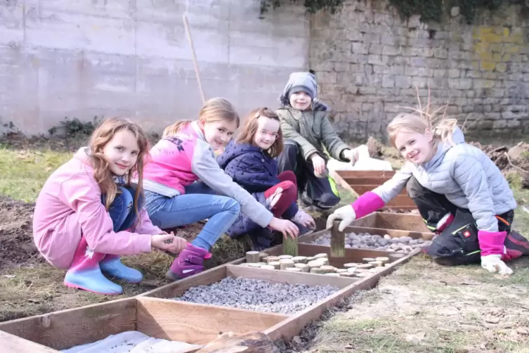 Bei der Gestaltung des Barfußpfades legen die AG-Teilnehmer Wert auf recycelte Materialien. 