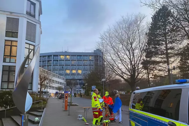 Eine Geiselnahme wurde zunächst nicht bestätigt.