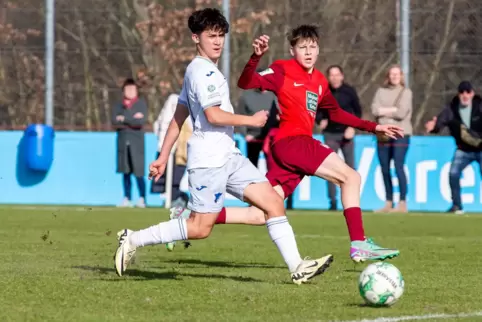 David Wacht vom FCK (rechts) hatte in letzter Sekunde noch die große Möglichkeit zum Siegtreffer, doch der Ball ging ins Toraus.