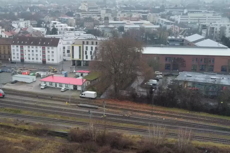 Die Radbrücke würde zwischen der Energie Südwest (rechts) und dem Hotel (links daneben) über Straße und Gleise führen. 