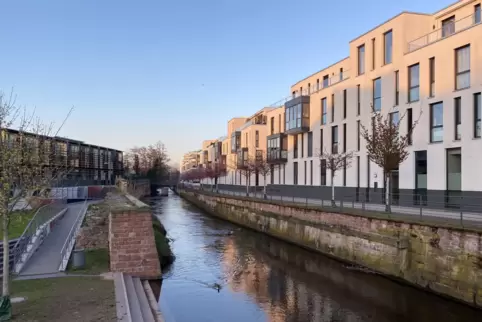 Am Ende der Queichpromenade soll(te) die Brücke entstehen. 