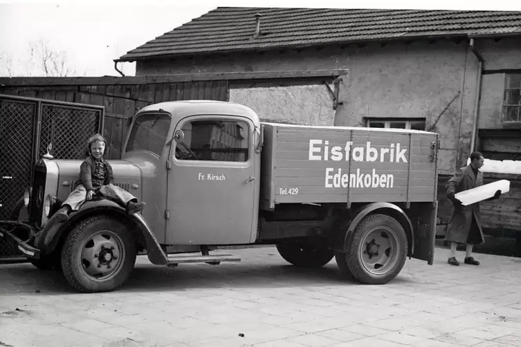 Die Eisfabrik Edenkoben lieferte die gefrorene Ware in eigenen Lastwagen aus. Ein Mitarbeiter verlädt hier gerade eine Eisstange