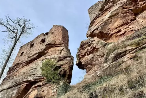 Sagenhafter Wasigenstein: Gab die Kluft zwischen dem westlichen Wohnturm und dem östlichen Burgfelsen die Kulisse für eine Szene