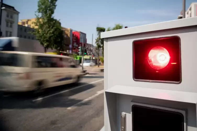 In Landau wird aus einem Auto heraus geblitzt. Nähere Angaben dazu macht die Stadt aus gutem Grund nicht. 