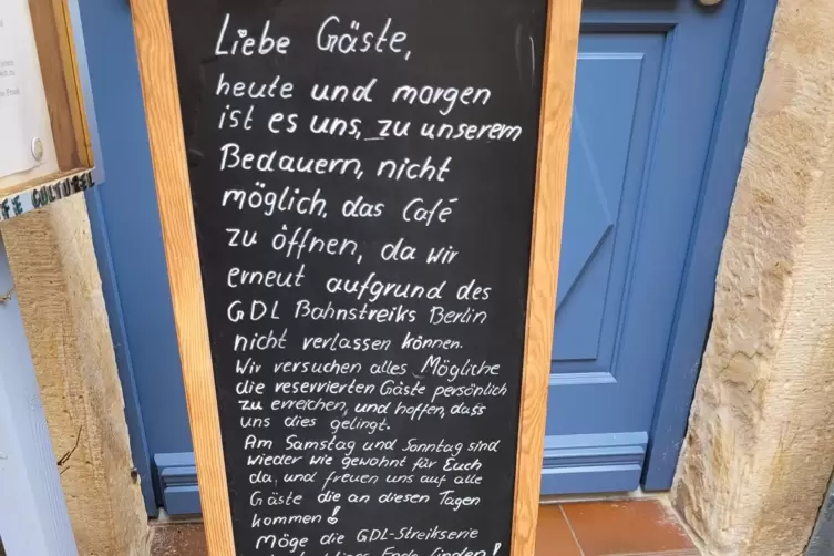 Hinweistafel vor dem Café in der Zwerchgasse.