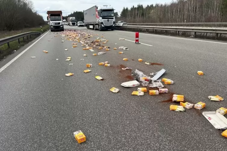 Weil Kaffee auf der A6 gelandet war, wurden zwei Fahrstreifen gesperrt. 