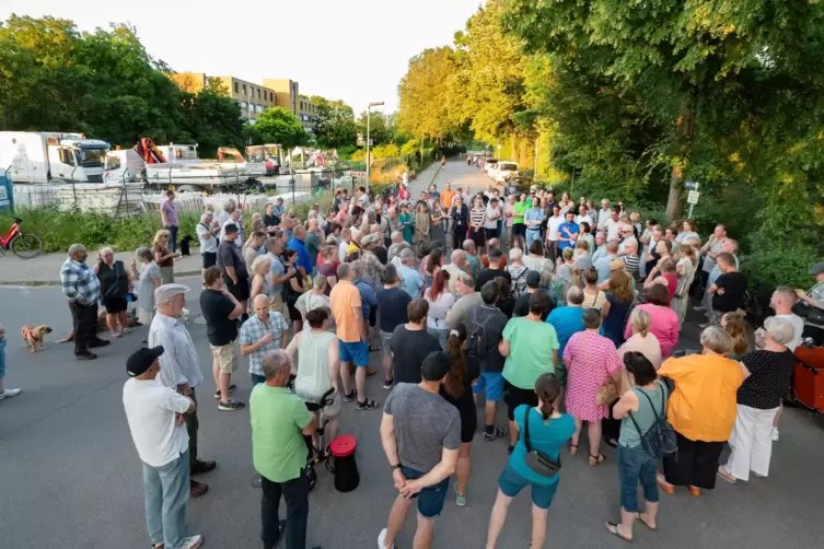 Juni 2023: Bürgertreffen in der Holz-/Butenschönstraße, nachdem städtische Pläne bekannt wurden, auf dem Gelä nde links Containe