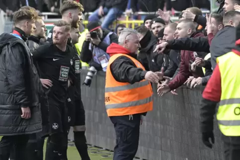 Szenen eines Derbys: Ultras geigen den Spielern des FCK vor der Westtribüne die Meinung.