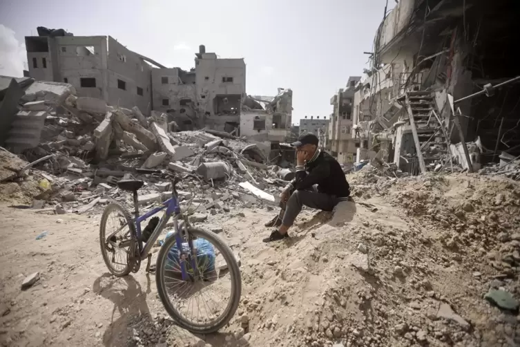 Viele Gebäude im Gazastreifen sind zerstört, vielerorts wird gekämpft. Zu wenige Hilfstransporte kommen durch. Das Foto zeigt ei