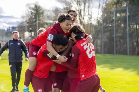 Jubel wie nach dem Frankfurt-Spiel wünscht sich die U19 des FCK auch gegen Hoffenheim. 