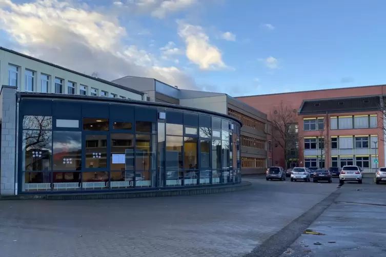 Der Täter gelangte durch die eingeschlagene gläserne Eingangstür in die IGS Otteberg. 