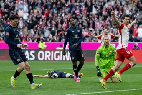 Und wieder ist ein Tor gefallen: Thomas Müller bejubelt seinen Treffer zum 4:1, Torhüter Robin Zentner ist konsterniert. Hinten 