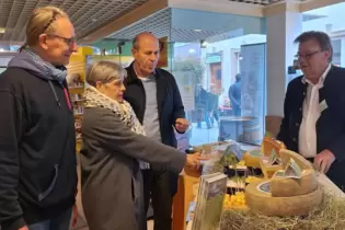 Genussbotschafter Frieder Wieland (rechts) informiert das Ehepaar Franz-Josef und Christine Busch sowie Besitzer Niels Holger üb