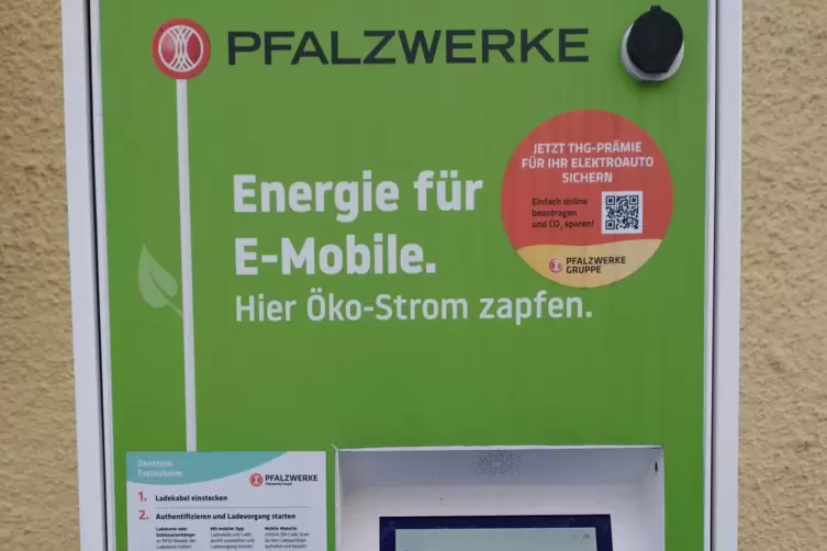 Eine Ladesäule der Pfalzwerke für Elektroautos auf einem öffentlichen Parkplatz in Freinsheim. 